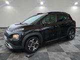 Une Citroën noire est garée sur un sol carrelé à damier