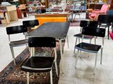de nombreuses chaises et tables dans une pièce où un tapis recouvre le sol
