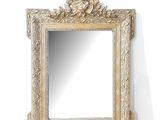 une photo d'un miroir posé sur une table près d'un mur