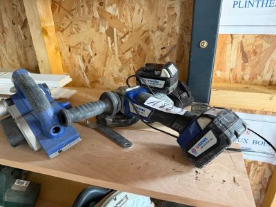 quelques outils sont posés sur une étagère en bois dans une pièce