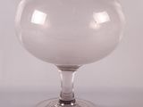 un vase en verre transparent posé sur une table