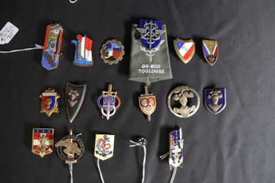 un grand nombre de badges posés sur une table