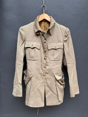 l'image d'une veste suspendue à un cintre sur un mur