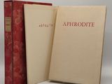 deux livres posés l'un sur l'autre sur une surface blanche