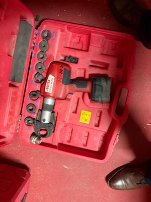 une boîte à outils rouge avec des outils sur le sol