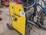 une machine qui se trouve dans un garage avec d'autres machines