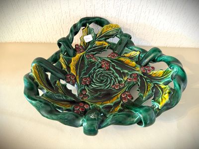 un bol vert et jaune orné de fleurs