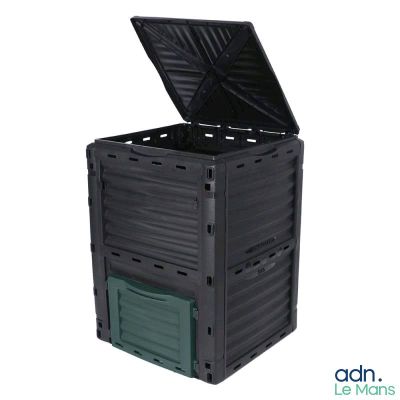 une boîte en plastique noire avec un couvercle ouvert, sur fond blanc