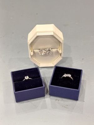 deux bagues dans une boîte contenant une bague à l'intérieur