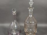 paire de carafes anciennes en cristal taillé avec bouchons