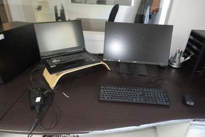 un bureau sur lequel se trouvent deux ordinateurs et un clavier