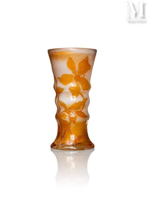 un vase en verre avec un motif floral