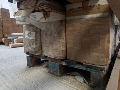 plusieurs boîtes sur une palette dans un entrepôt
