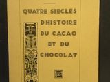 un vieux livre posé sur une table à côté d'une tasse de café