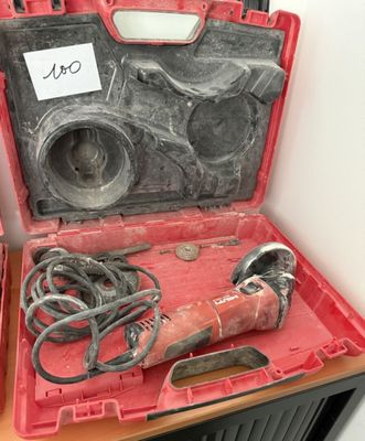 une caisse à outils rouge avec des outils sur une table