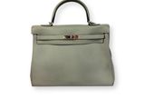 un sac à main en cuir gris sur fond blanc