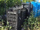 une pile de caisses posée au bord de la route