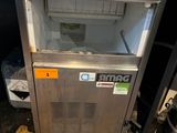 une photo d'un petit réfrigérateur dans une cuisine sale