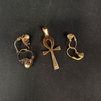 trois anneaux en or et un ankht sur fond noir