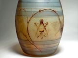 un vase avec l'image d'un homme et d'une femme dessus