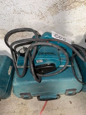 une machine bleue posée sur le sol