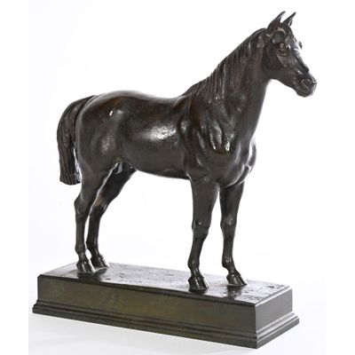 une statue de cheval posée sur un socle