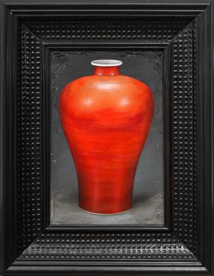un tableau représentant un vase rouge dans un cadre noir