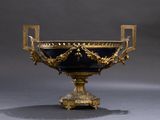 un grand vase bleu et or posé sur une table
