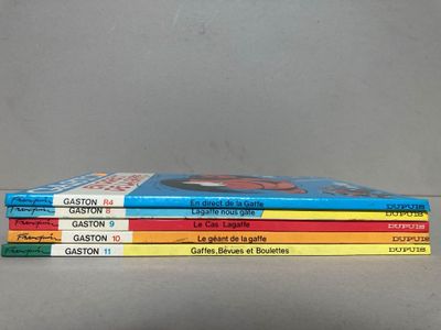trois livres empilés sur une table