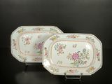 deux assiettes ornées de motifs floraux, posées sur une surface noire
