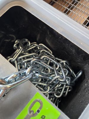 une boîte contenant tout un tas de chaînes