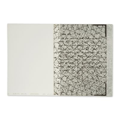 une photo en noir et blanc d'une œuvre d'art posée sur une surface blanche