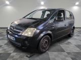 la photo d'une petite voiture noire garée dans un garage