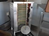 une image d'une friteuse commerciale dans une cuisine commerciale