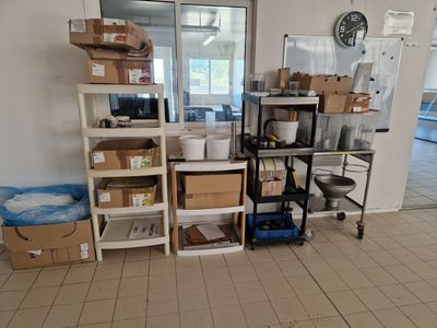 une pièce avec beaucoup de cartons et des cartons sur le sol
