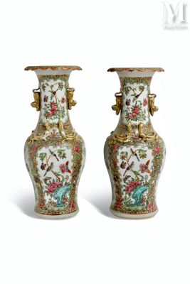 CHINE, Canton Paire de vases en porcelaine à décor émaillé p…