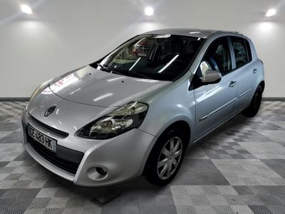 la photo d'une voiture argentée garée dans un garage