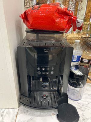 une cafetière posée sur le plan de travail d'une cuisine