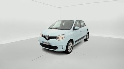 La voiture bleu clair est garée dans une pièce blanche.