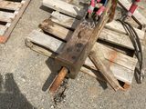 une palette en bois sur laquelle sont posés tout un tas de fils