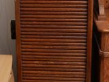 une armoire haute surmontée d'une horloge