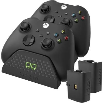 un gros plan d'une manette et d'un chargeur sur fond blanc