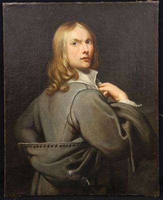 portrait d'un jeune homme en manteau gris