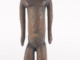 une vieille statue en bois représentant un homme debout sur un socle noir
