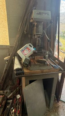 une photo d'un établi avec beaucoup d'outils dessus