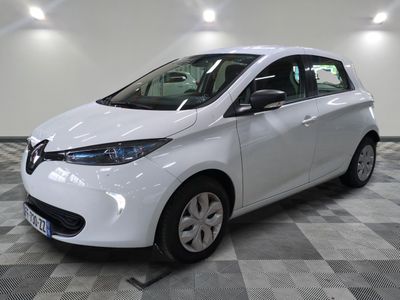 une photo d'une voiture blanche dans un showroom