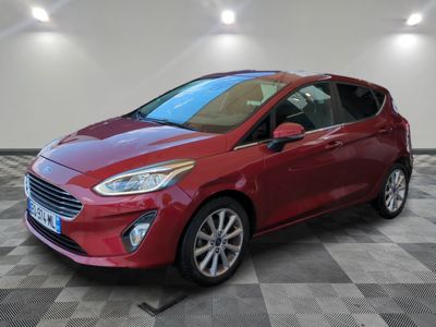 une Ford Fiesta rouge garée sur un sol en carrelage à damier