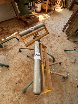 une photo d'une pièce où il y a beaucoup d'outils par terre