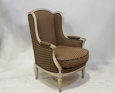 une chaise marron et blanche posée sur un sol blanc