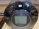 une horloge posée sur une étagère dans un magasin